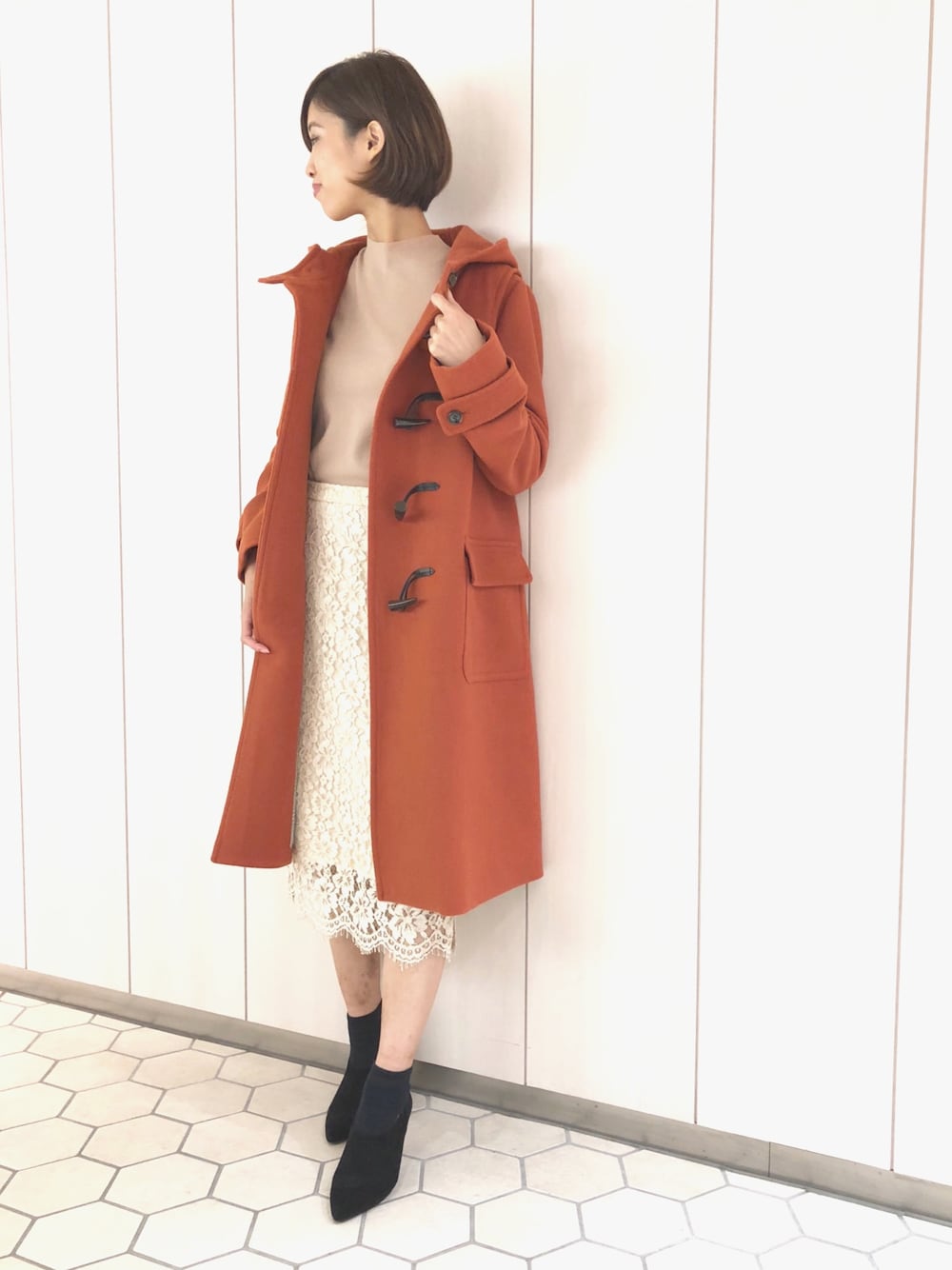 「andemiu、アンデミュウ、秋冬、ダッフルコート、ロングコート、オトナ女子、オレンジ、レーススカート、タイトスカート」｜「Andemiuのカラーロングダッフルコート811341（ダッフルコート、オレンジ系）」を使った、Kahoさん（レディース・167cm）の秋コーディネートの1枚目の写真