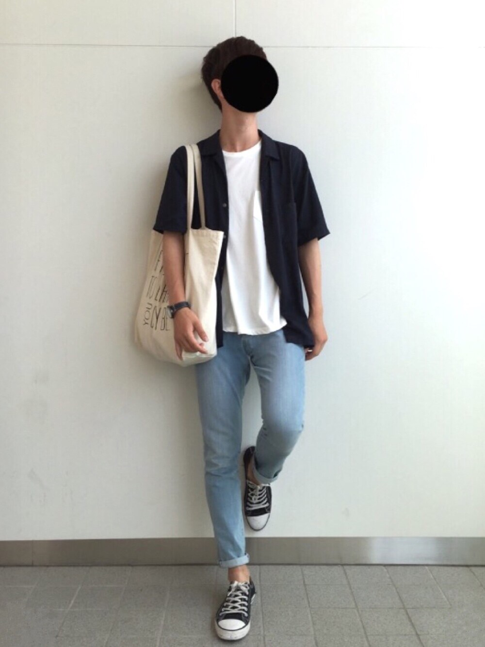 「夏コーデ、夏、開襟シャツ、UNIQLO、GU、WEGO、デニム、スキニーデニム、白Tシャツ、シンプル」｜「WEGOのWEGO/ペンシルロゴトートバッグ（トートバッグ、ホワイト系）」を使った、Two'sさん（メンズ・180cm）の夏コーディネートの1枚目の写真