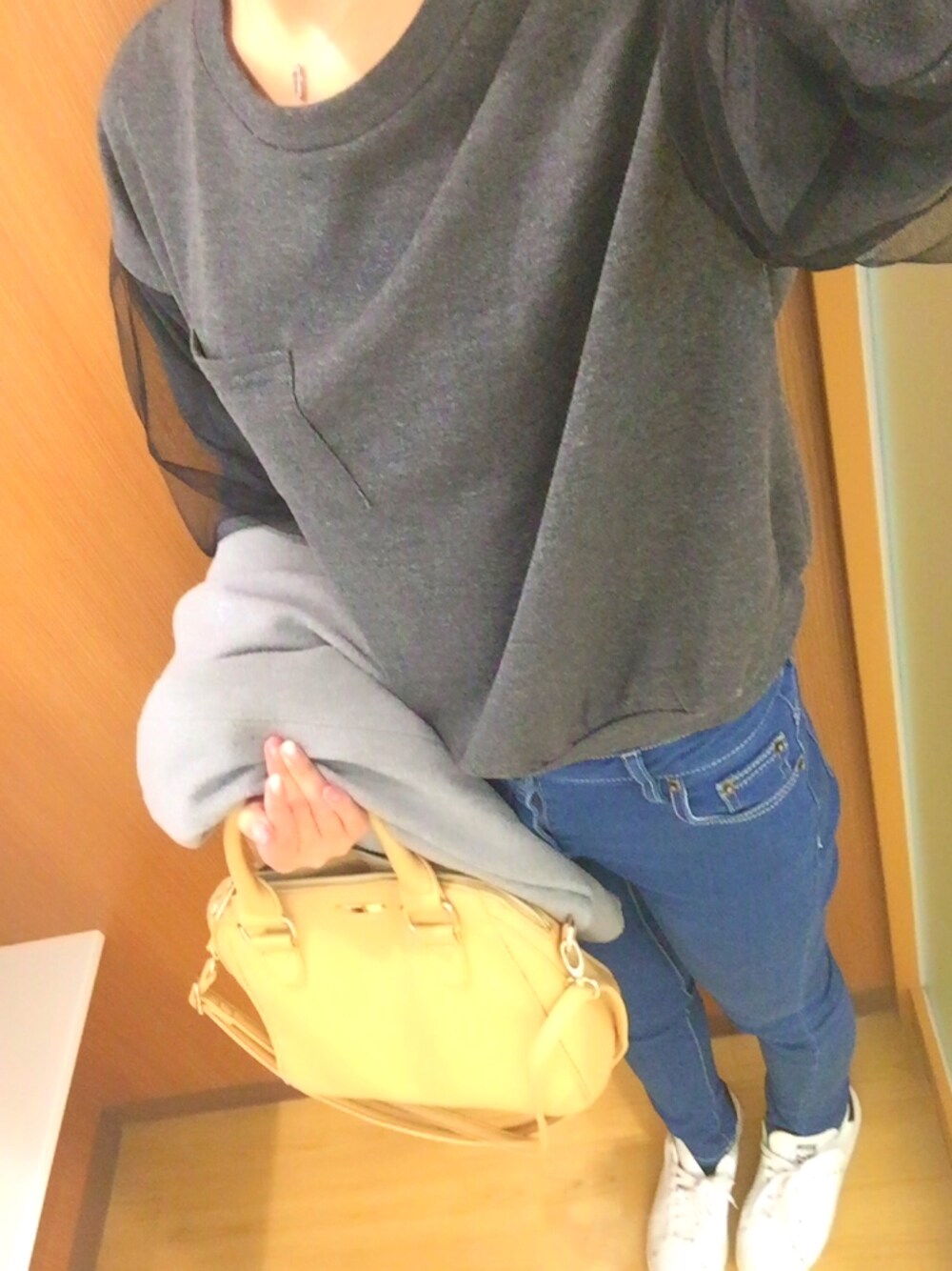 「デニムパンツ、スウエット、スタンスミス」｜「JEWELRY TSUTSUMIのアイテム（ネックレス、ブルー系）」を使った、みきつんさん（レディース・166cm）の冬コーディネートの1枚目の写真
