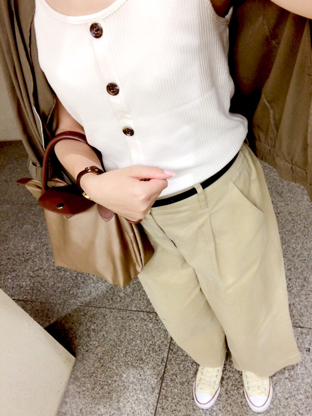 ベージュ系のタンクトップ、グリーン系のテーラードジャケット、ベージュ系のバッグを着用したレディースの夏コーディネートの1枚目の写真