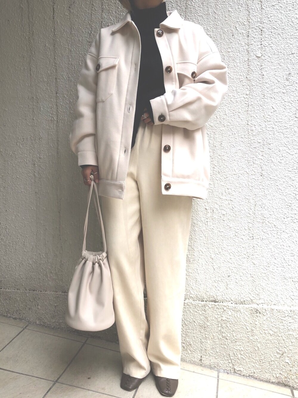 ホワイト系のその他パンツ、グレー系のパンプス、ブラウン系のジャケット/アウターを着用したレディースの冬コーディネートの1枚目の写真