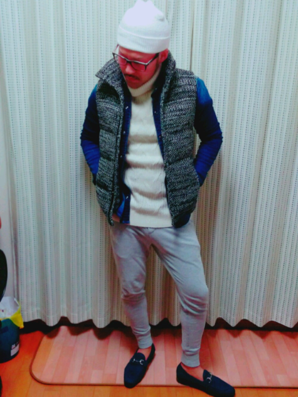 「休日スタイル、デニムジャケット、ダウンベスト、スウェットパンツ、メガネ男子、ふゆきた、ニット帽、ラフスタイル、あつかったー」｜「REALIZEのアイテム（ニットキャップ/ビーニー、ホワイト系）」を使った、みやんさん（メンズ・170cm）の冬コーディネートの1枚目の写真