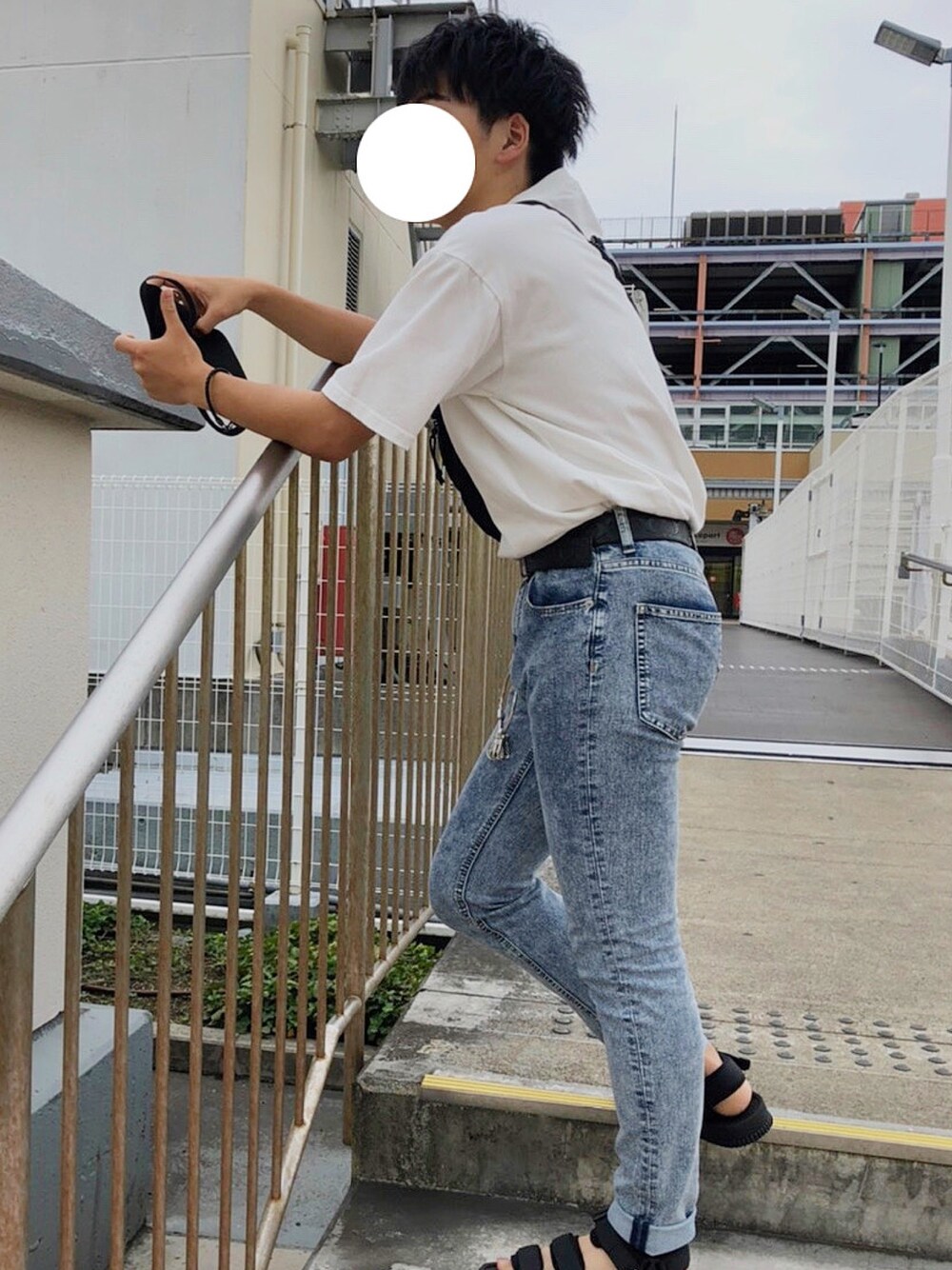 ブラック系のサンダル、ブルー系のデニムパンツ、ホワイト系のTシャツ/カットソーを着用したメンズの夏コーディネートの1枚目の写真