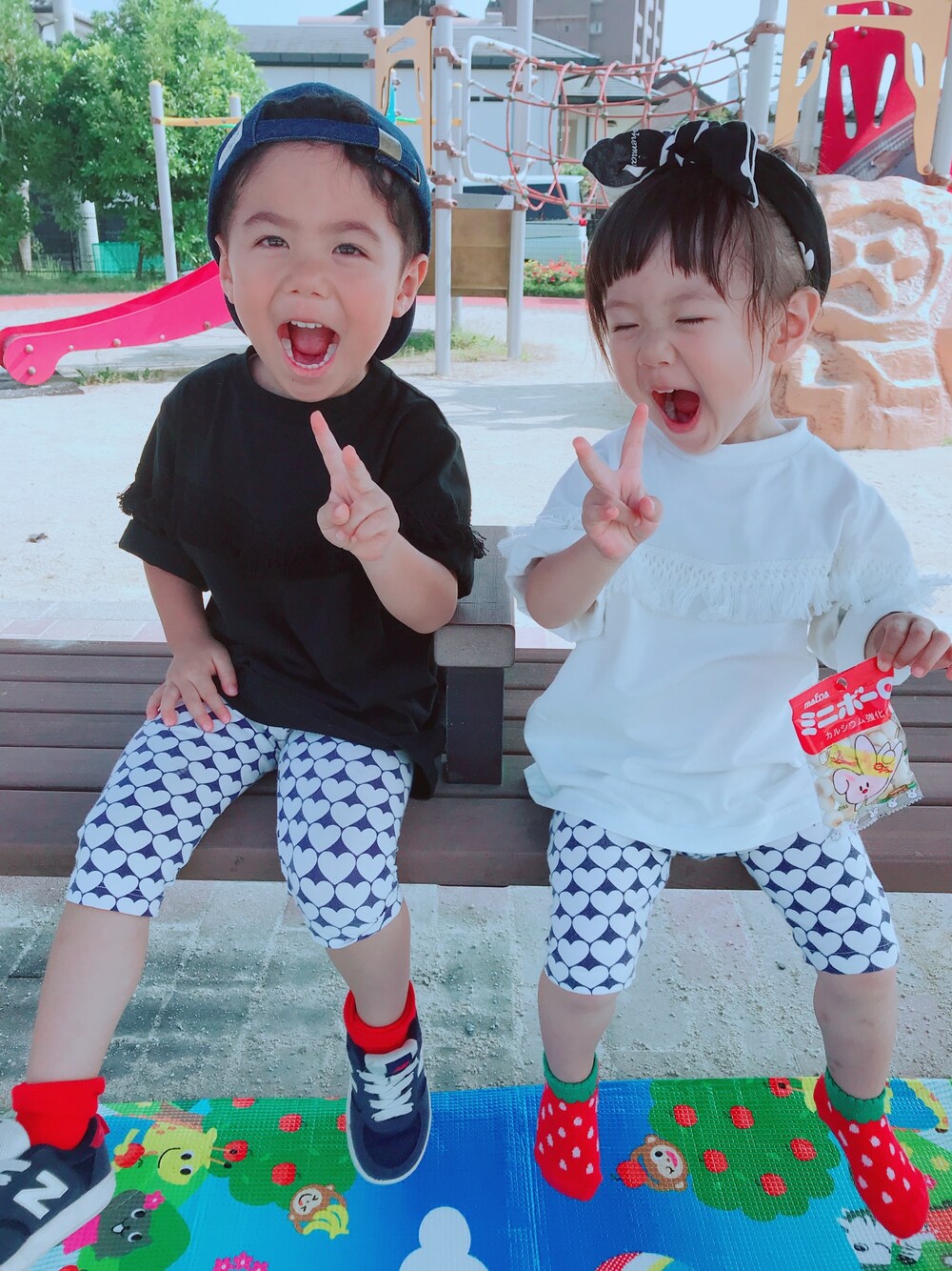 「兄妹コーデ、公園スタイル、おそろコーデ」｜「GUのアイテム（Tシャツ/カットソー、ブラック系）」を使った、JoeRanさん（キッズ・90cm）の冬コーディネートの1枚目の写真