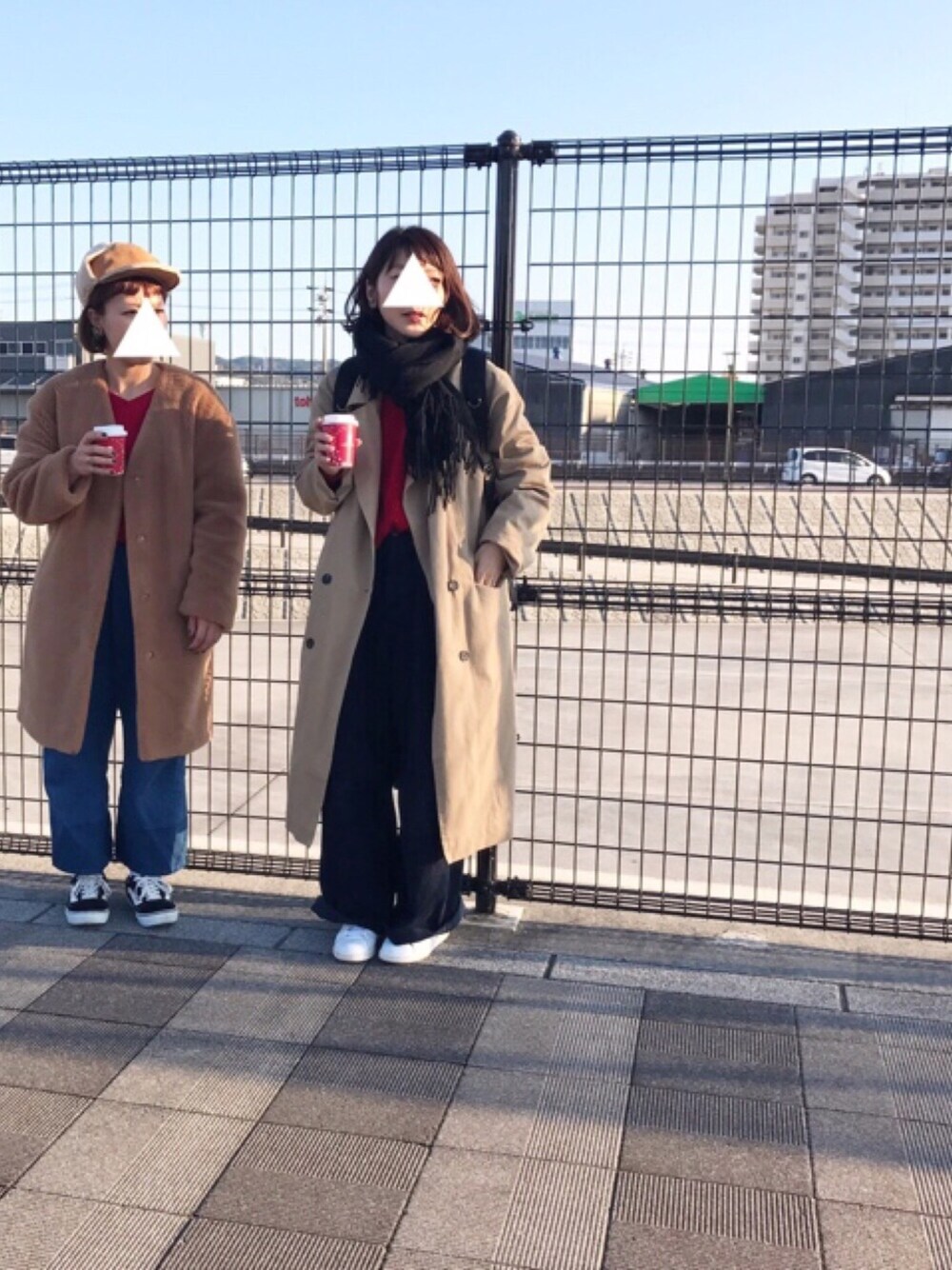 「コート、ママコーデ、赤、コーデュロイ、マフラーぐるぐる」｜「DHOLICのアイテム（トレンチコート、ベージュ系）」を使った、a**koさん（レディース・157cm）の冬コーディネートの1枚目の写真