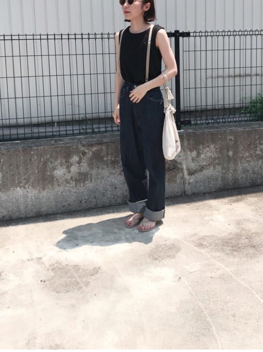 「夏セールで買いました、ブラック、サングラス」｜「FREAK'S STOREのLADUCALE/ラデュキューレ サスペンダー無地                    （サスペンダー、ベージュ系）」を使った、a**koさん（レディース・157cm）の夏コーディネートの1枚目の写真