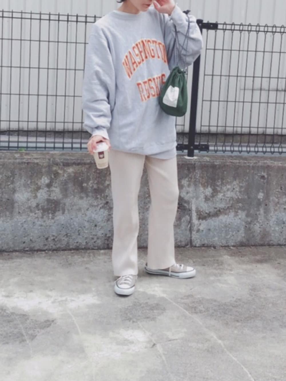 「シンプルおしゃれが好き、リブパンツ、トレーナー」｜「CONVERSEのCONVERSE ALL STAR COLORS OX (ﾍﾞｰｼﾞｭ)（スニーカー、ベージュ系）」を使った、a**koさん（レディース・157cm）の秋コーディネートの1枚目の写真