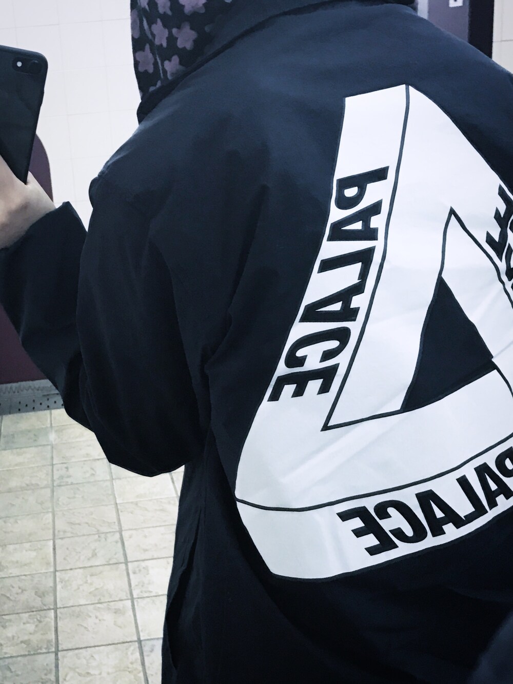 「シンプル、スケータースタイル、パーカー、palace、supreme、メンズライク、オーバーサイズ、カジュアル、ootd、ラフ」｜「PALACEのアイテム（ナイロンジャケット、ブルー系）」を使った、_さん（レディース・60cm）の冬コーディネートの1枚目の写真