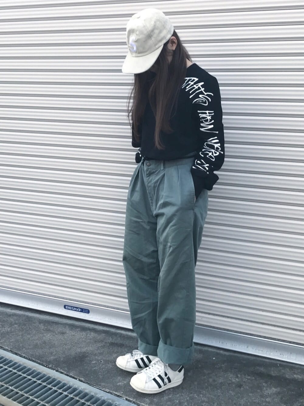 「stussy women、stussy、supreme、スケータースタイル、adidas originals、adidas、スニーカー、古着、used、ストリート」｜「Supreme のアイテム（キャップ、ホワイト系）」を使った、_さん（レディース・60cm）の春コーディネートの1枚目の写真