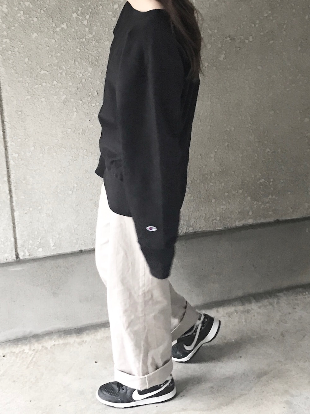 「シンプル、ootd、スウェット、ビッグシルエット、オーバーサイズ、チノパン、スニーカー、スポーツミックス、カジュアル、NIKE」｜「ChampionのChampion (チャンピオン）　クルーネックスウェット　CrewNeckSweat（スウェット、ブラック系）」を使った、_さん（レディース・60cm）の春コーディネートの1枚目の写真