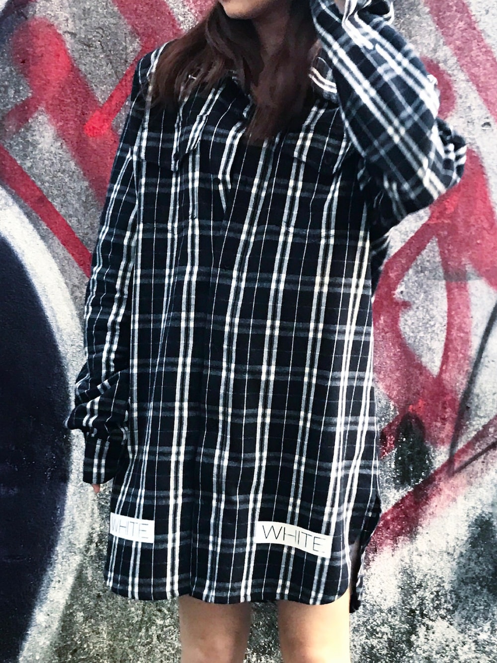 「off white、オーバーサイズ、シャツスタイル、チェックシャツ、ストリート、カジュアル」｜「off whiteのOFF WHITE チェックシャツ（シャツ/ブラウス、ブラック系）」を使った、_さん（レディース・60cm）の春コーディネートの1枚目の写真