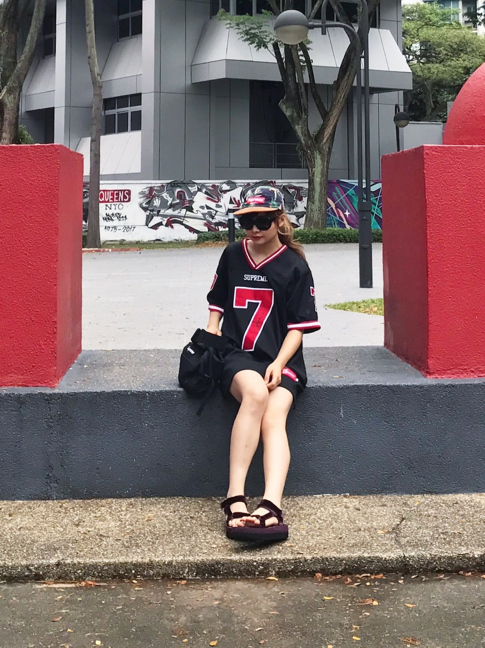 「supreme、summer、サングラス、teva、厚底サンダル、サンダル、メッシュ、キャップ、カジュアル、ストリート」｜「Supreme のアイテム（Tシャツ/カットソー、ブラック系）」を使った、_さん（レディース・60cm）の夏コーディネートの1枚目の写真