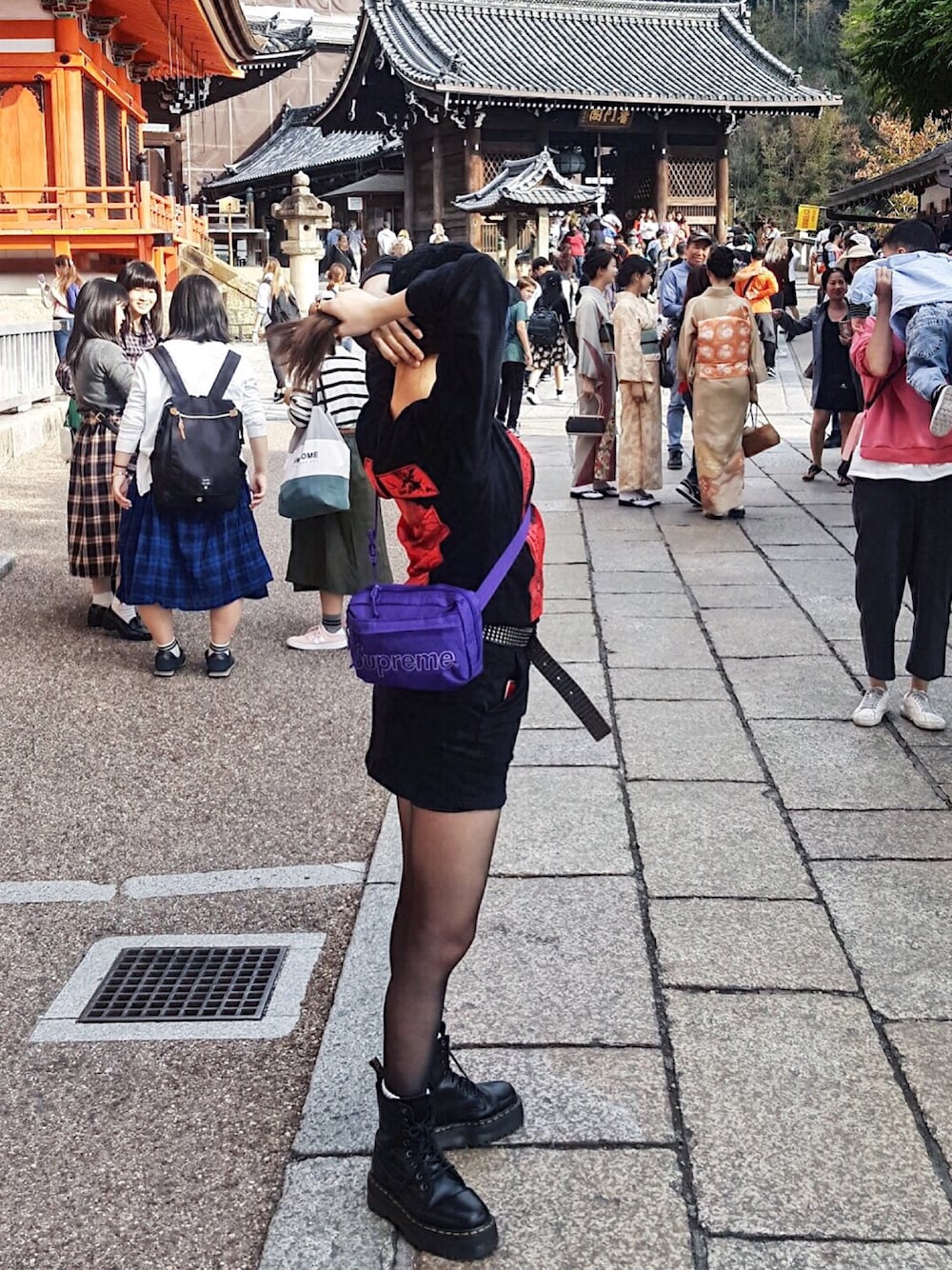 「秋冬、カジュアル、ストリート、黒、supreme、Dr.Martens、スニーカーコーデ、タイトスカート、秋のコーデ、秋コーデ」｜「Supreme のアイテム（ショルダーバッグ、パープル系）」を使った、_さん（レディース・60cm）の秋コーディネートの1枚目の写真