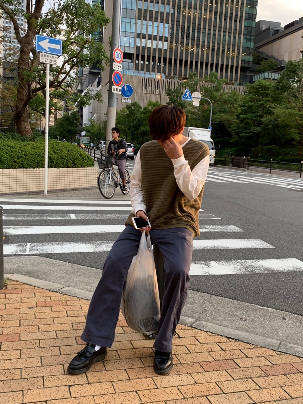「シンプルコーデ、秋のコーデ、ユニクロ、カジュアル、ドクターマーチン、ニットベスト、カーゴパンツ、N.HOOLYWOOD、プチプラコーデ、休日スタイル」｜「N.HOOLYWOODのアイテム（パンツ、ブルー系）」を使った、りんすろーさん（メンズ・180cm）の秋コーディネートの1枚目の写真