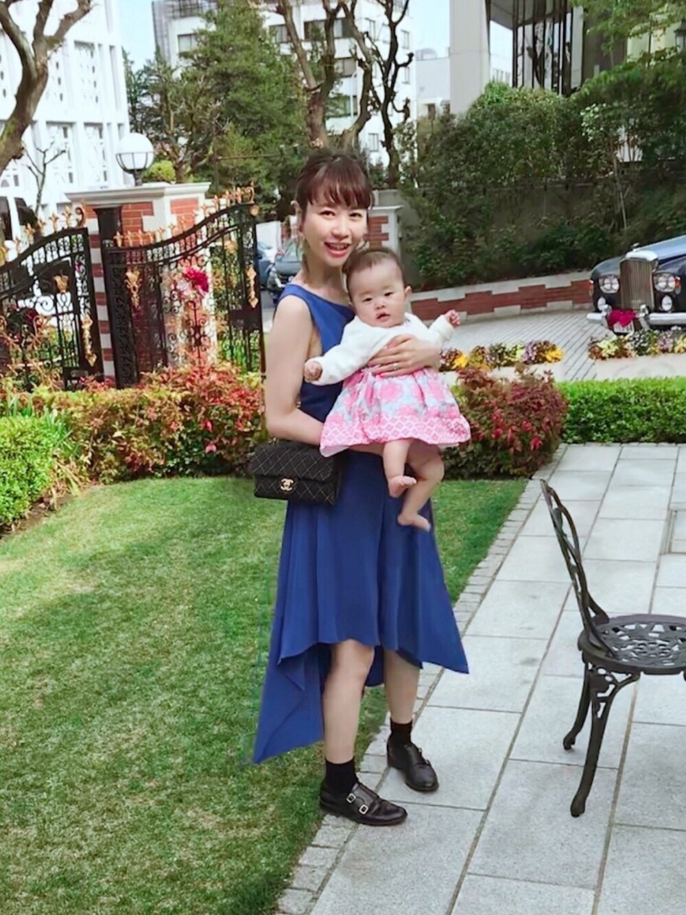 「結婚式、フォーマル、パーティースタイル、ドレス、チェーンバッグ、ブルー、パーティー、親子コーデ、ママファッション、ワンピース」｜「FRAY I.Dのタックフリルドレス（ドレス、ブルー系）」を使った、mikoさん（レディース・159cm）の春コーディネートの1枚目の写真