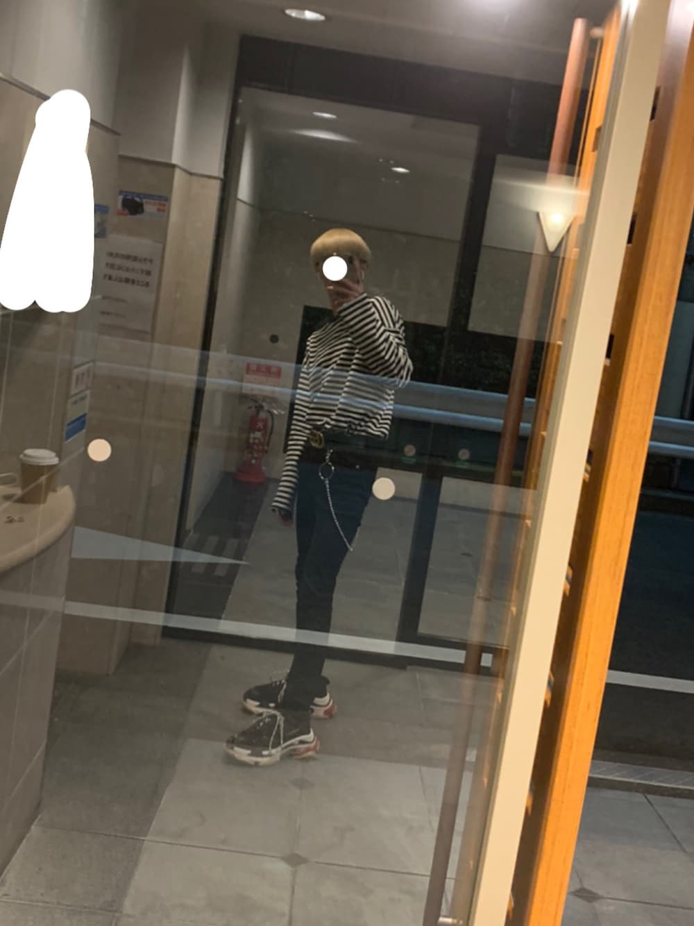 「シンプルコーデ、今日のコーデ、ootd、お洒落さんとつながりたい、春コーデ、冬、韓国ファッション、黒スキニー、スニーカーコーデ、GU」｜「GUCCIのアイテム（ベルト、ゴールド系）」を使った、にすいの村瀬君さん（メンズ・174cm）の冬コーディネートの1枚目の写真