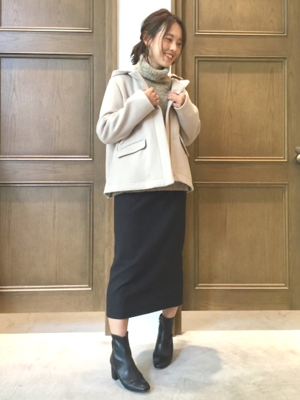 「コート、タイトスカート、冬コーデ、シンプルコーデ、ママコーデ、グローバルワーク(GLOBAL WORK)、ベージュ×ブラック」｜「GLOBAL WORKの【CLASSY.12月号掲載】2WAYフードショートコート/792258（その他アウター、ベージュ系）」を使った、nozoさん（レディース・159cm）の秋コーディネートの1枚目の写真