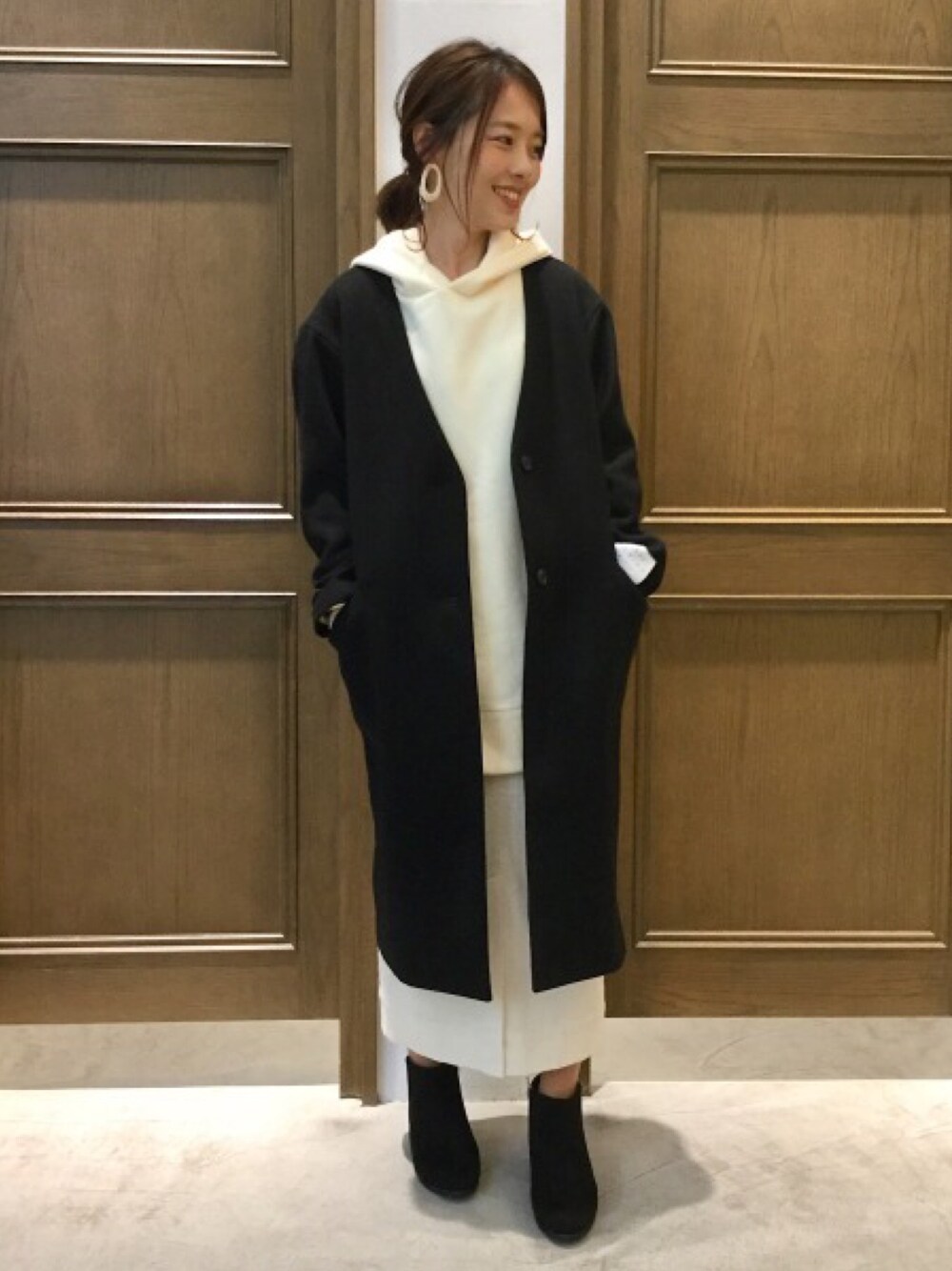 「タイトスカート、パーカー、大人カジュアル、ノーカラーコート、シンプルコーデ、モノトーンコーデ、ママコーデ、グローバルワーク(GLOBAL WORK)」｜「GLOBAL WORKの【WEB限定サイズ有】ケープメリノノーカラーコート/792259（その他アウター、ブラック系）」を使った、nozoさん（レディース・159cm）の冬コーディネートの1枚目の写真
