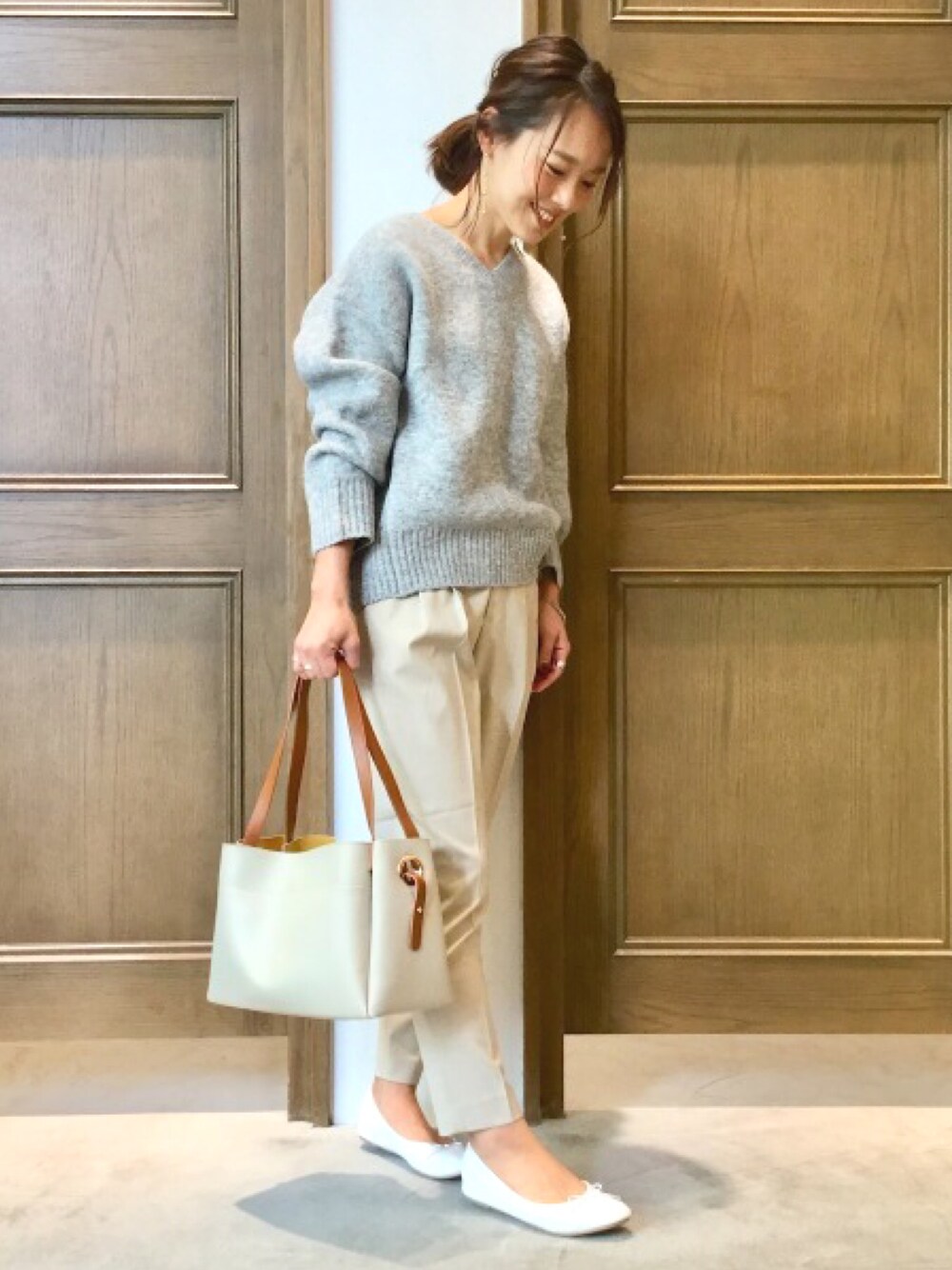 「大人カジュアル、シンプルコーデ、ママコーデ、グローバルワーク(GLOBAL WORK)」｜「GLOBAL WORKのマシュマロタッチVネックプルオーバー/792279（ニット/セーター、グレー系）」を使った、nozoさん（レディース・159cm）の冬コーディネートの1枚目の写真