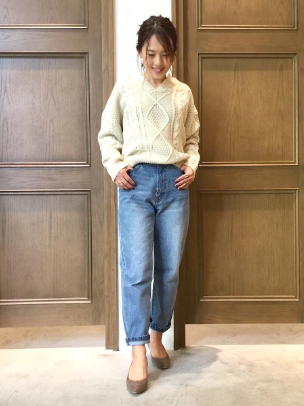 「デニム、パンプス、シンプル、大人カジュアル、シンプルコーデ、ママコーデ、グローバルワーク(GLOBAL WORK)、キーネック」｜「GLOBAL WORKのキーネックケーブルニットプルオーバー/822611（ニット/セーター、ベージュ系）」を使った、nozoさん（レディース・159cm）の冬コーディネートの1枚目の写真