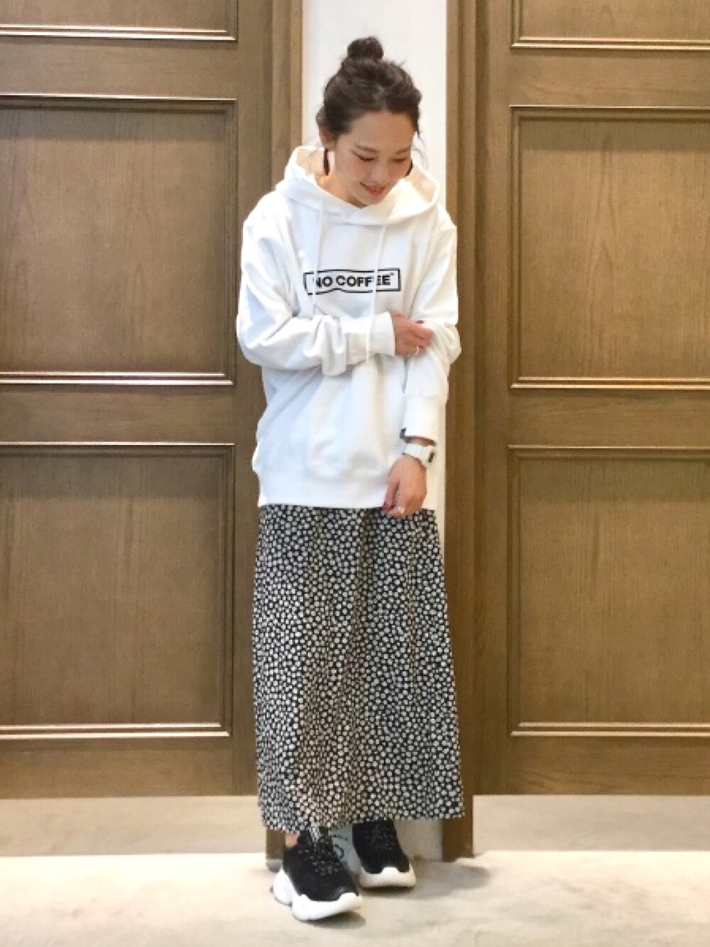 「パーカー、大人カジュアル、親子コーデ、シンプルコーデ、春コーデ、花柄スカート、ママコーデ、グローバルワーク(GLOBAL WORK)、NO COFFEE、ノーコーヒー」｜「GLOBAL WORKのアイテム（パーカー、ホワイト系）」を使った、nozoさん（レディース・159cm）の冬コーディネートの1枚目の写真