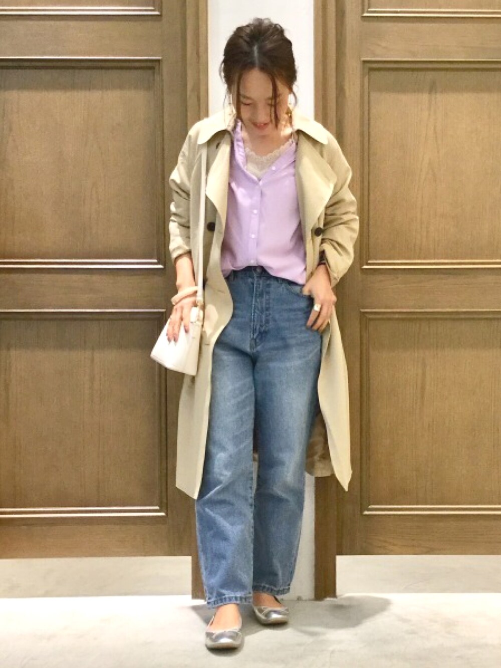 「トレンチコート、大人カジュアル、パープル、シンプルコーデ、デニムコーデ、ママコーデ、グローバルワーク(GLOBAL WORK)、大人ガーリー」｜「GLOBAL WORKの2WAYトレンチコート/817495（トレンチコート、ベージュ系）」を使った、nozoさん（レディース・159cm）の春コーディネートの1枚目の写真