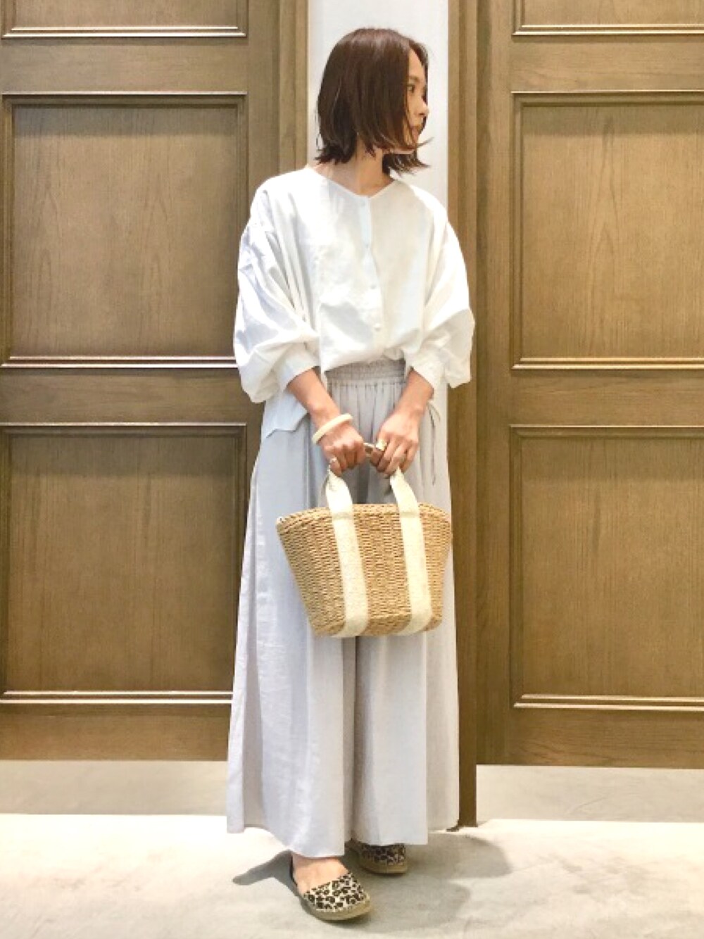 「レオパード、ワントーンコーデ、大人カジュアル、休日スタイル、シンプルコーデ、夏コーデ、カゴバック、ママコーデ、グローバルワーク(GLOBAL WORK)、ラクチンコーデ」｜「GLOBAL WORKのデイリーリネン3WAYブラウス/824910（シャツ/ブラウス、ホワイト系）」を使った、nozoさん（レディース・159cm）の春コーディネートの1枚目の写真