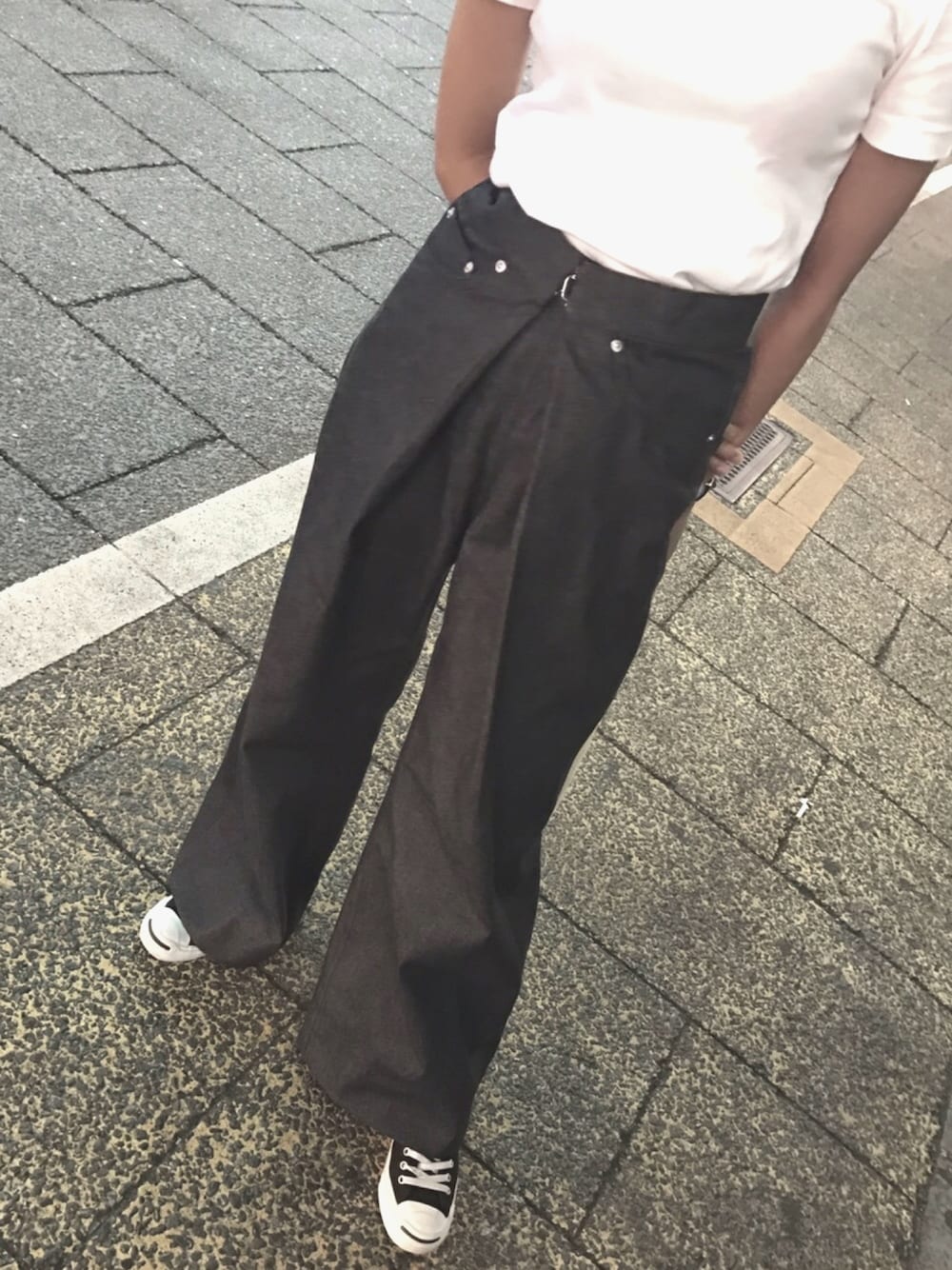 「JOHN LAWRENCE SULLIVAN、ワイドパンツ、プチバトー、ジョンローレンスサリバン、petit bateau、Tシャツ×デニム、jack purcell、コンバース」｜「JOHN LAWRENCE SULLIVANのRIGID WIDE JEANS（デニムパンツ、ブラック系）」を使った、yuki 記録さん（レディース・159cm）の夏コーディネートの1枚目の写真