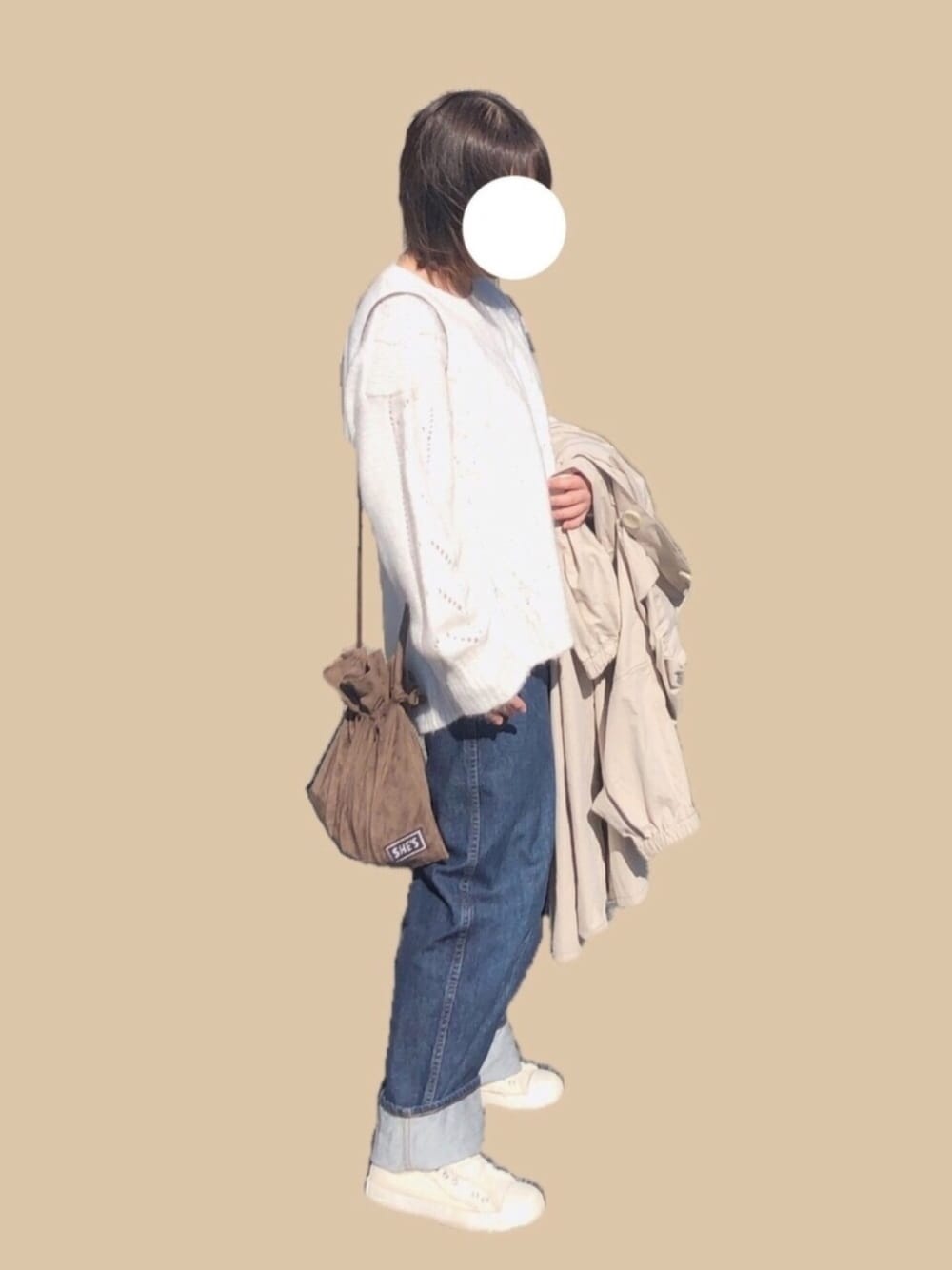 ホワイト系のニット/セーター、ベージュ系のその他アウター、ブルー系のデニムパンツを着用したレディースの冬コーディネートの1枚目の写真