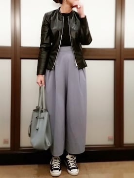 「黒Tシャツ」｜「アイテム（ライダースジャケット）」を使った、SHOさん（レディース・164cm）の春コーディネート