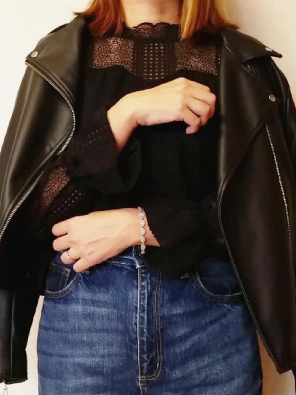 「Doシンプル部、秋服準備はじめました、ライダースジャケット、レーストップス、レースブラウス、ボートネック、神デニム、ママコーデ」｜「titivateのﾎﾞﾄﾙﾈｯｸﾚｰｽ長袖ﾌﾞﾗｳｽ（シャツ/ブラウス、ブラック系）」を使った、SHOさん（レディース・164cm）の秋コーディネートの1枚目の写真