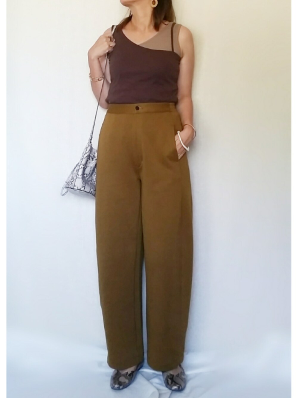 「Doシンプル部、カーブパンツ、ワイドフィットカーブジャージーパンツ、ワンショルダー、パイソン柄、フラットシューズ、ブラウンコーデ」｜「Re:EDITのマルチウェイワンショルトップス＆キャミソール2点SET（タンクトップ、ベージュ系）」を使った、SHOさん（レディース・164cm）の夏コーディネートの1枚目の写真