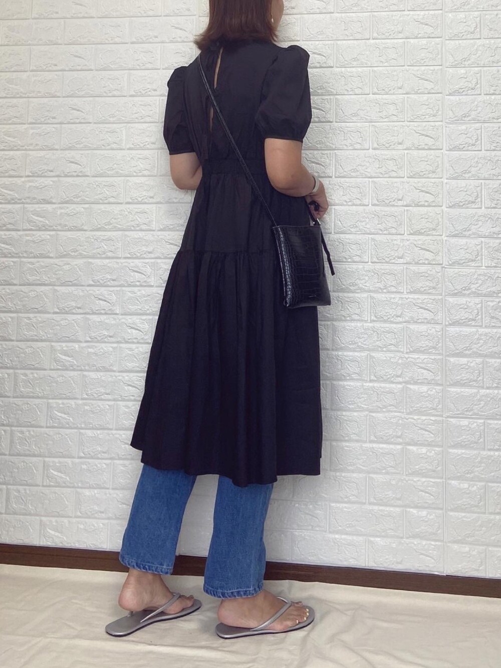 「ビーチサンダル、ティアードワンピース、デニム、ミニショルダー、夏コーデ」｜「FEKETEのFEKETE BACK RIBBON TIERED LONG ONEPIECE（ワンピース、ブラック系）」を使った、SHOさん（レディース・165cm）の夏コーディネートの1枚目の写真