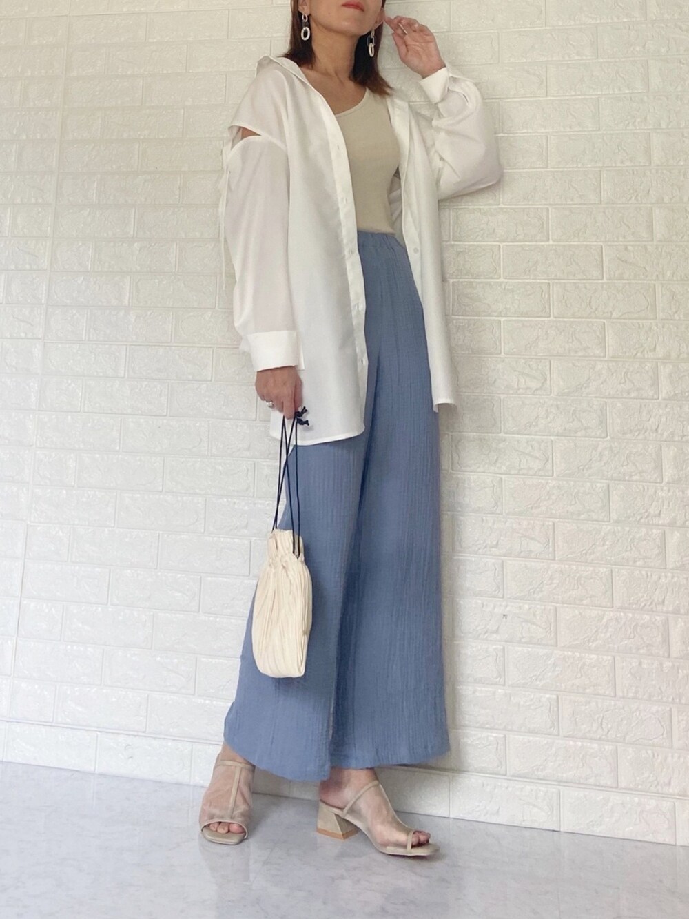 「春夏コーデ、ガーゼパンツ、ブルー、アシメトリー、スリーブシャツ、サンダル、巾着バッグ、淡色コーデ」｜「Auntie Rosa Holidayの【お気に入り数45,000人突破!!リピーター続出♪】ダブルガーゼルーズパンツ（その他パンツ、ブルー系）」を使った、SHOさん（レディース・165cm）の春コーディネートの1枚目の写真