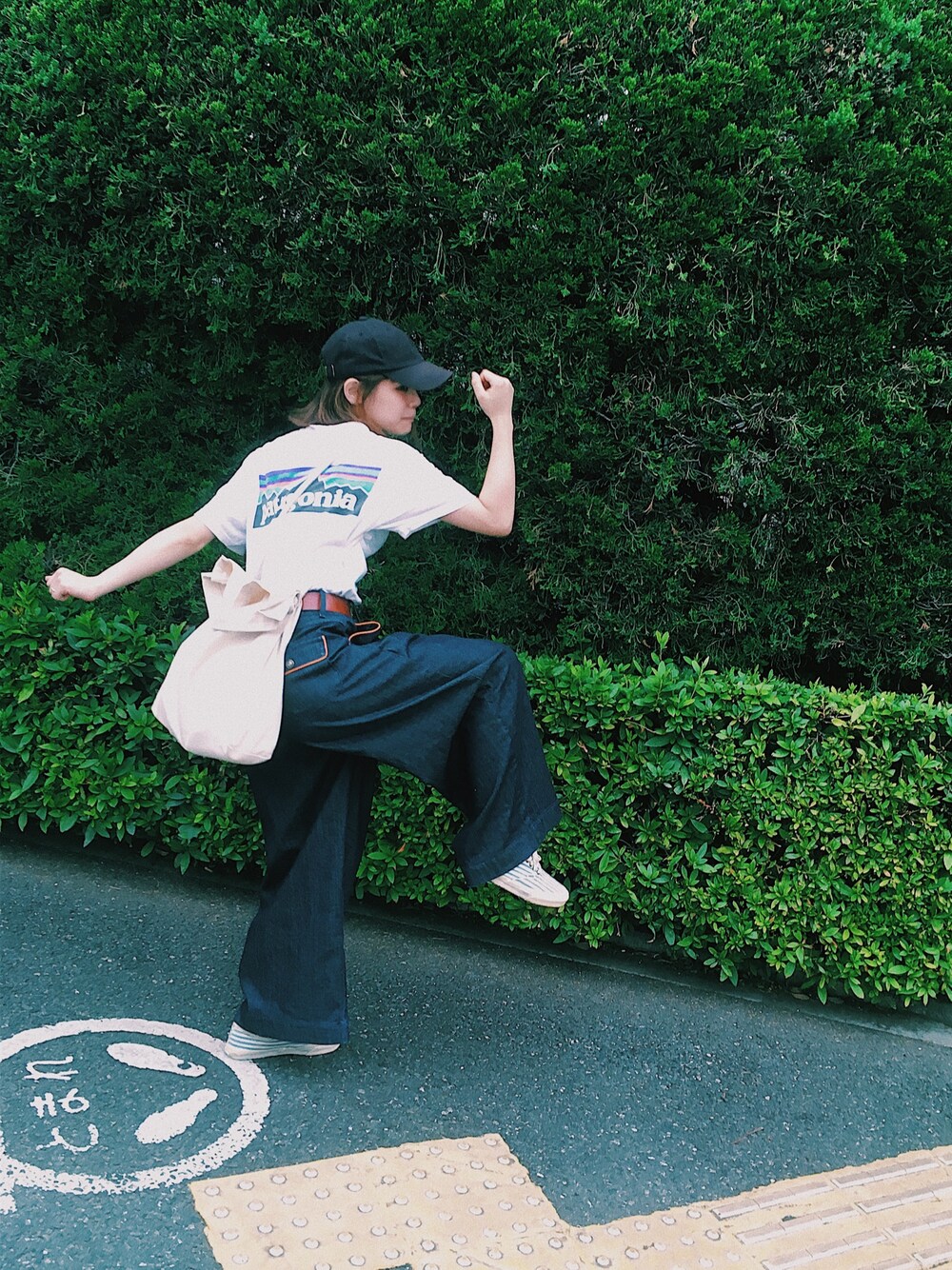 「古着、このズボンばっか履いてる、シャツイン流行りすぎ、へんなポーズ、休日スタイル、オタク」｜「patagoniaのアイテム（Tシャツ/カットソー、ホワイト系）」を使った、COTAさん（レディース・158cm）の夏コーディネートの1枚目の写真