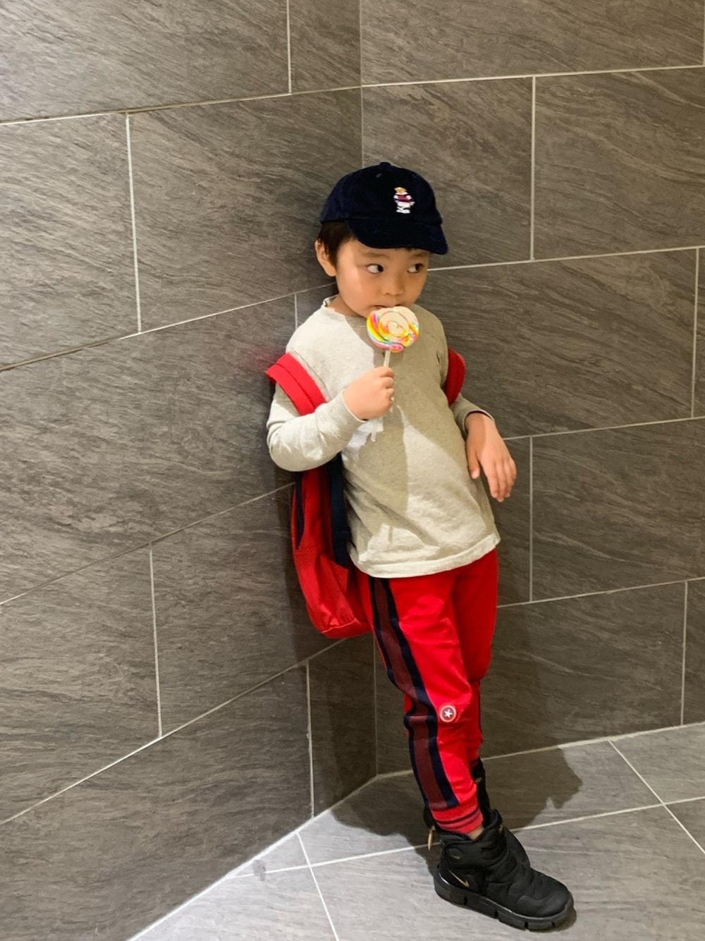 「キッズファッション、レッドコーデ、キャプテンアメリカ、MARC JACOBS、4歳男の子、4歳、男の子、ラルフローレン、ゆうのすけ成長日記」｜「POLO RALPH LAUREN CHILDRENSWEARのコットン ジャージー クルーネック Tシャツ（Tシャツ/カットソー、グレー系）」を使った、YUNOSUKEさん（キッズ・110cm）の春コーディネートの1枚目の写真
