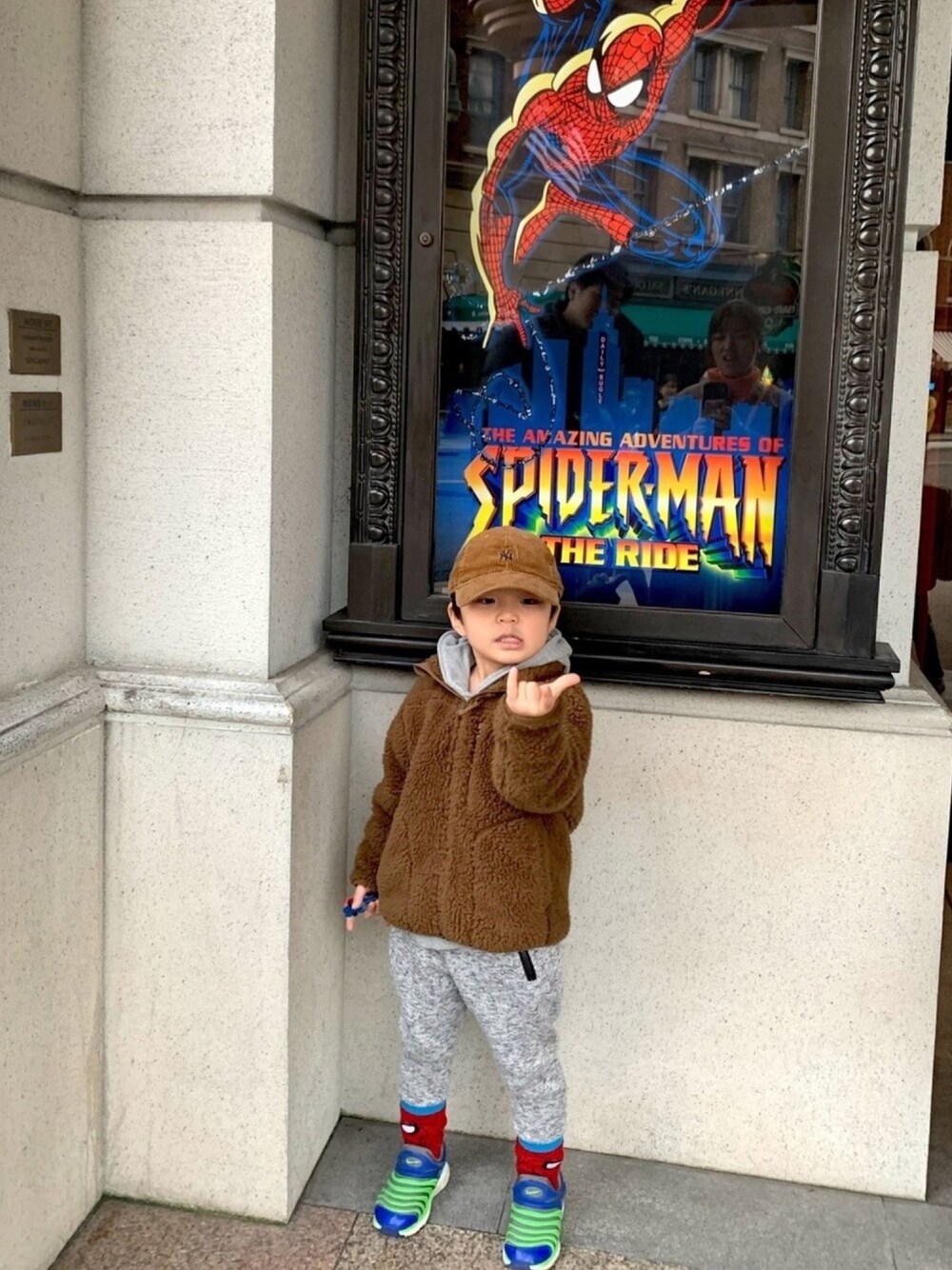 「ブラウン色に染まれ、ブラウン、USJ、スパイダーマン、USJコーデ、男の子、キッズファッション、ボア、ボアジャケット、ゆうのすけ成長日記」｜「NEW ERAのニューエラ キッズ キャップ 9TWENTY MINI CORDUROY MLB ニューヨークヤンキース NEW ERA YOUTH（キャップ、ブラウン系）」を使った、YUNOSUKEさん（キッズ・110cm）の冬コーディネートの1枚目の写真