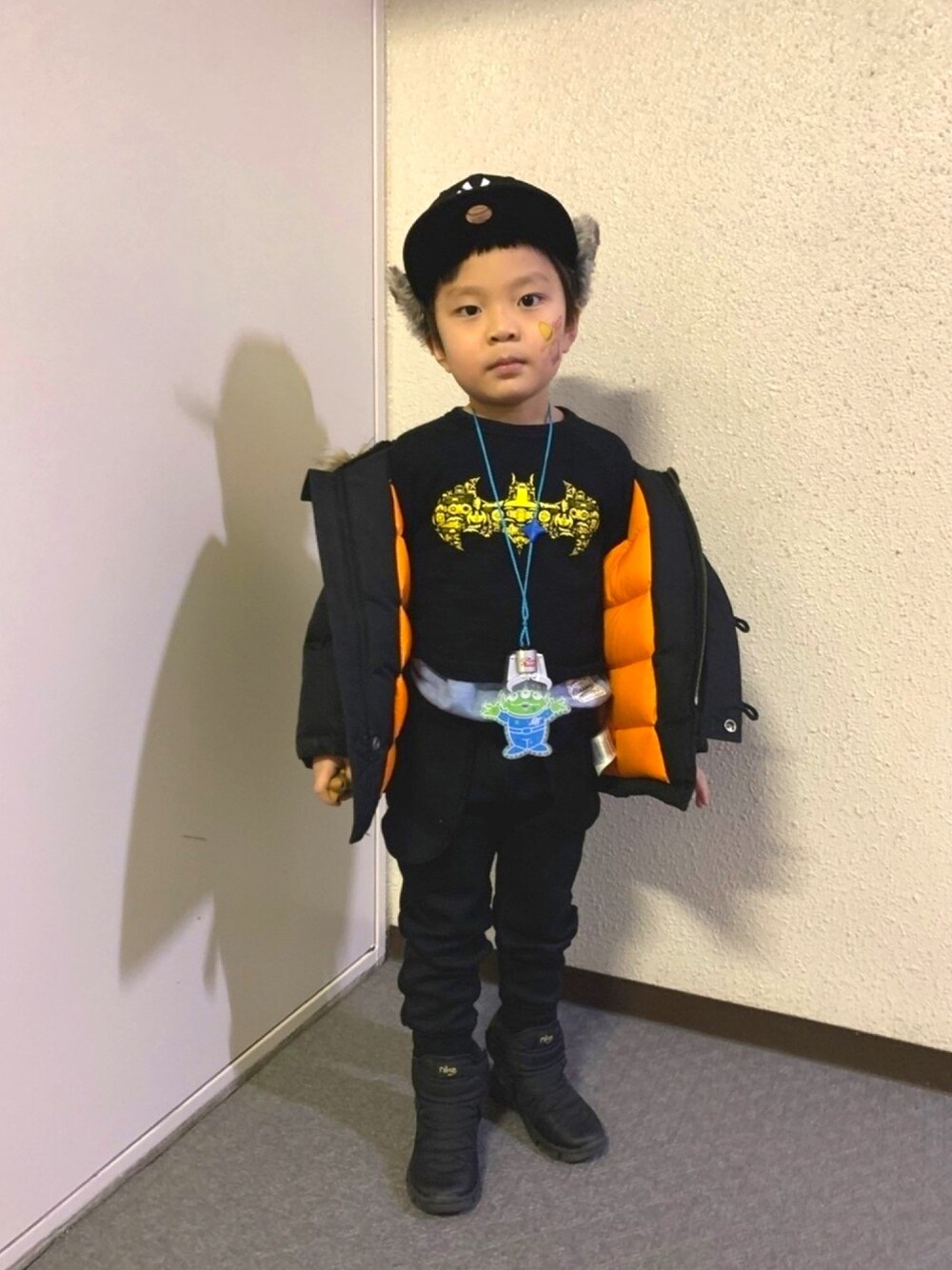 「キッズファッション、男の子コーデ、4歳、ブラックコーデ、ブラック、kids、黒ブーツ、バッドマン、ゆうのすけ成長日記」｜「UNIQLOのアイテム（その他パンツ、ブラック系）」を使った、YUNOSUKEさん（キッズ・110cm）の冬コーディネートの1枚目の写真