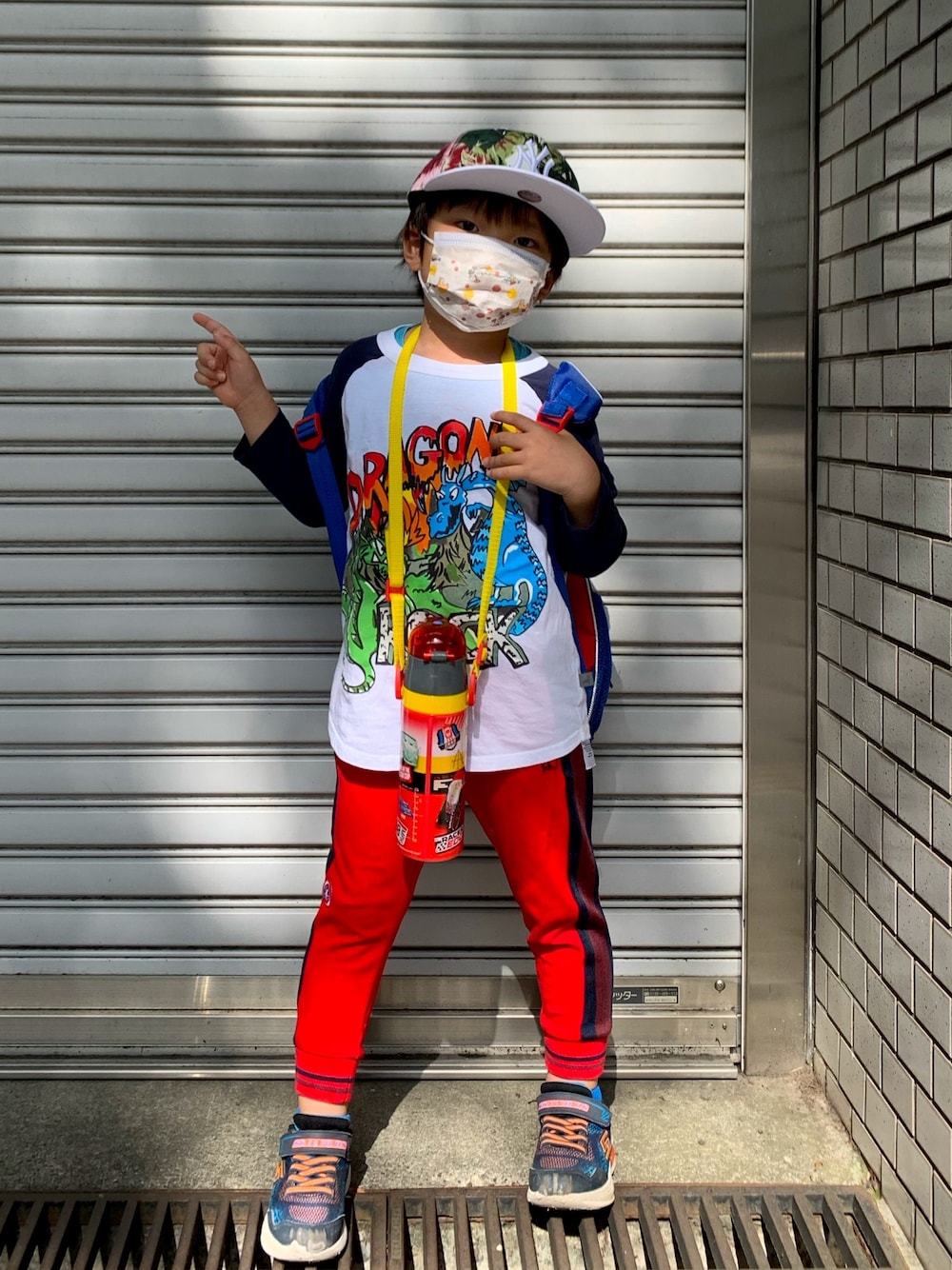 「キッズファッション、男の子、男の子コーデ、赤パンツ、4歳、ニューエラ、ステラマッカートニー、ゆうのすけ成長日記」｜「STELLA McCARTNEYのアイテム（Tシャツ/カットソー、その他）」を使った、YUNOSUKEさん（キッズ・110cm）の春コーディネートの1枚目の写真