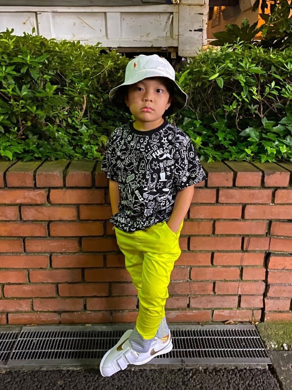「キッズファッション、イエロー、ステラマッカートニー、夏コーデ、男の子コーデ、ナイキ、4歳、ハット、ラルフローレン、ゆうのすけ成長日記」｜「STELLA McCARTNEYのアイテム（Tシャツ/カットソー、ブラック系）」を使った、YUNOSUKEさん（キッズ・110cm）の夏コーディネートの1枚目の写真