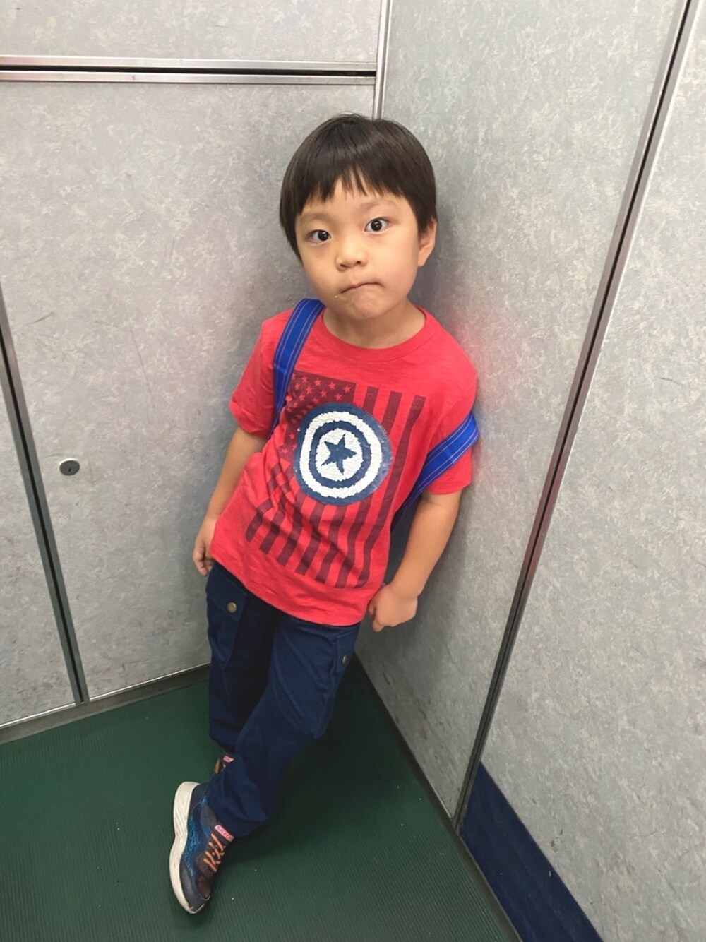 「リラックススタイル、キッズコーデ、キャプテンアメリカ、marvel、5歳男の子、保育園コーデ、ゆうのすけ成長日記、ヒーロー、ヒーローコーデ」｜「GAPのGapkids | マーベル変身スパンコールグラフィックtシャツ（Tシャツ/カットソー、レッド系）」を使った、YUNOSUKEさん（キッズ・110cm）の夏コーディネートの1枚目の写真