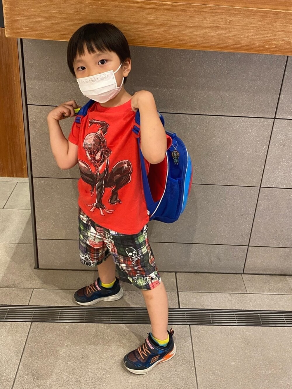 「キッズファッション、スパイダーマン、ヒーロー、ヒーローコーデ、ゆうのすけ成長日記、男の子、プリントT、レッド」｜「GAPのGapKids | Marvel グラフィックTシャツ（Tシャツ/カットソー、レッド系）」を使った、YUNOSUKEさん（キッズ・110cm）の夏コーディネートの1枚目の写真