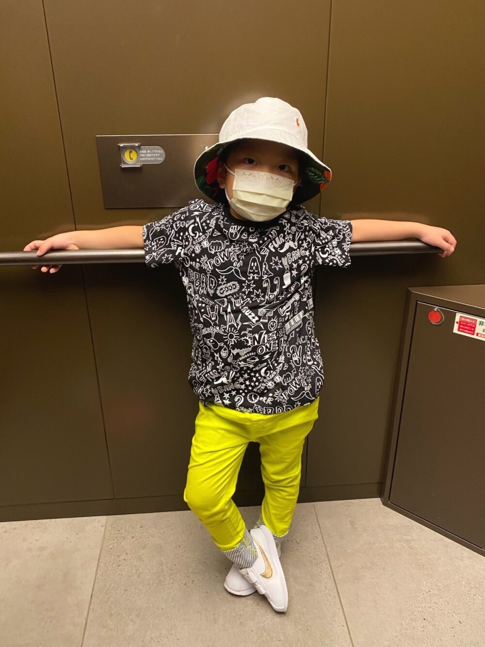 「イエロー、キッズコーデ、ナイキ、男の子コーデ、ゆうのすけ成長日記、ハット、NIKE、5歳、キッズファッション、boy」｜「STELLA McCARTNEYのアイテム（Tシャツ/カットソー、ブラック系）」を使った、YUNOSUKEさん（キッズ・110cm）の秋コーディネートの1枚目の写真