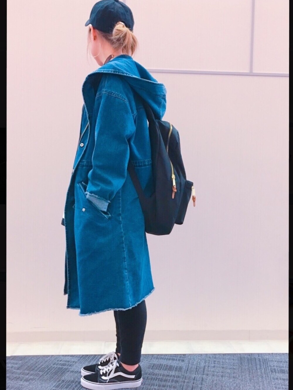 「デニムコート、スウェットパンツ、ブラックコーデ、スニーカー、リュック、キャップ」｜「Herschel SupplyのHerschel Supply:SETTLEMENT MID VOLUME（バックパック/リュック、ブラック系）」を使った、Yoko さん（レディース・156cm）の冬コーディネートの1枚目の写真