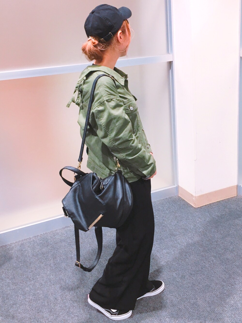 「キャップ、リュック、スニーカー、バックレースアップ、Gジャン、カーキ、ワイドパンツ」｜「no brandのアイテム（キャップ、ブラック系）」を使った、Yoko さん（レディース・156cm）の冬コーディネートの1枚目の写真