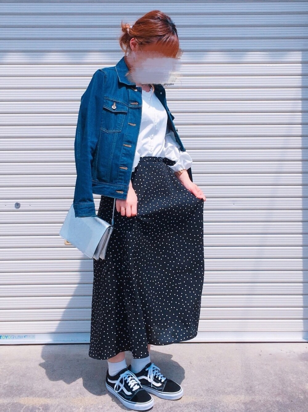 「休日スタイル、ブラウス、袖ボリューム、デニムジャケット、水玉スカート、スニーカー、シロソックス、ショルダーバッグ」｜「GUのアイテム（スカート、ブラック系）」を使った、Yoko さん（レディース・156cm）の春コーディネートの1枚目の写真