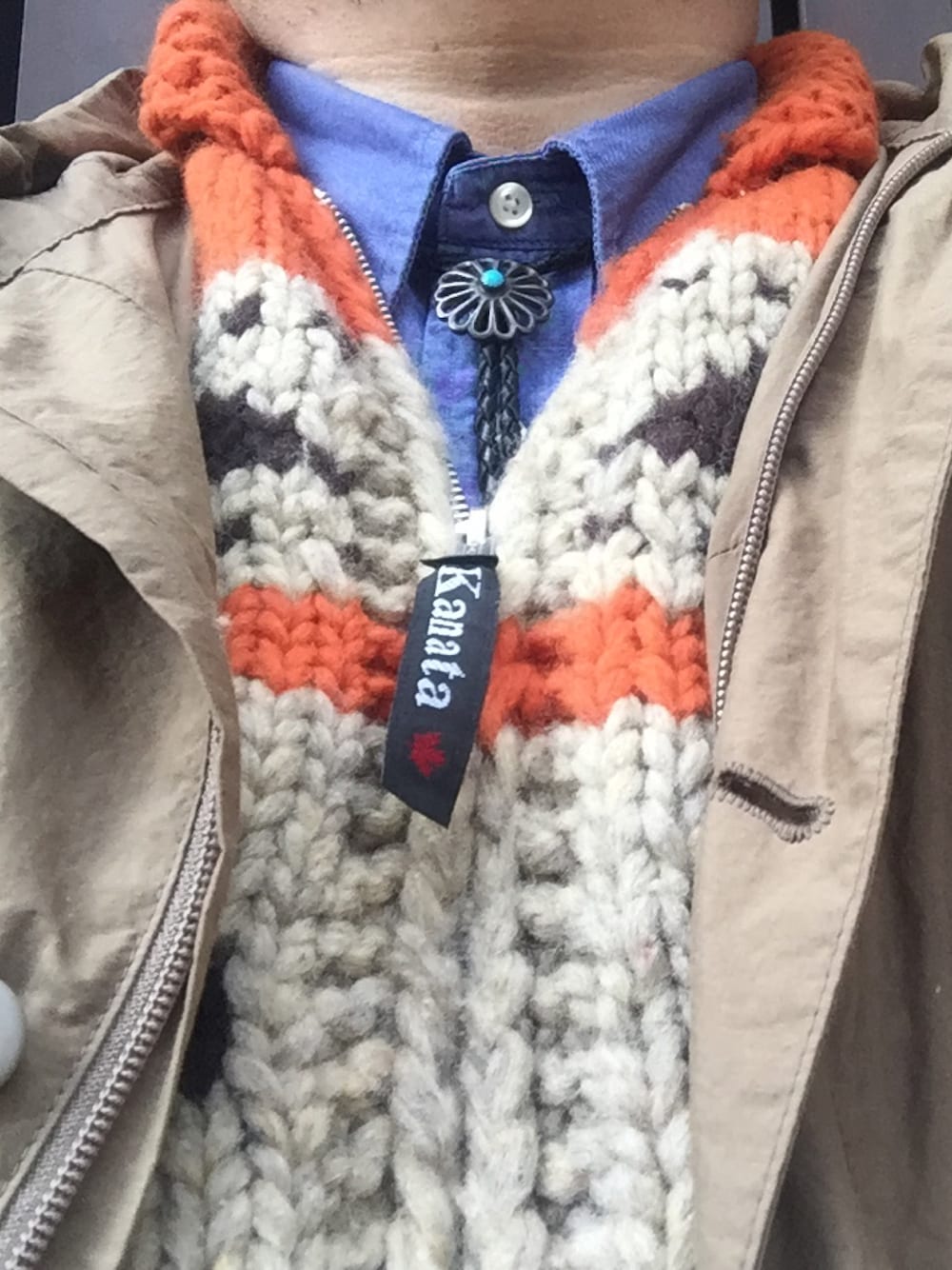 ベージュ系のミリタリージャケット、ブラウン系のその他アウター、ブルー系のシャツ/ブラウスを着用したメンズの冬コーディネートの1枚目の写真