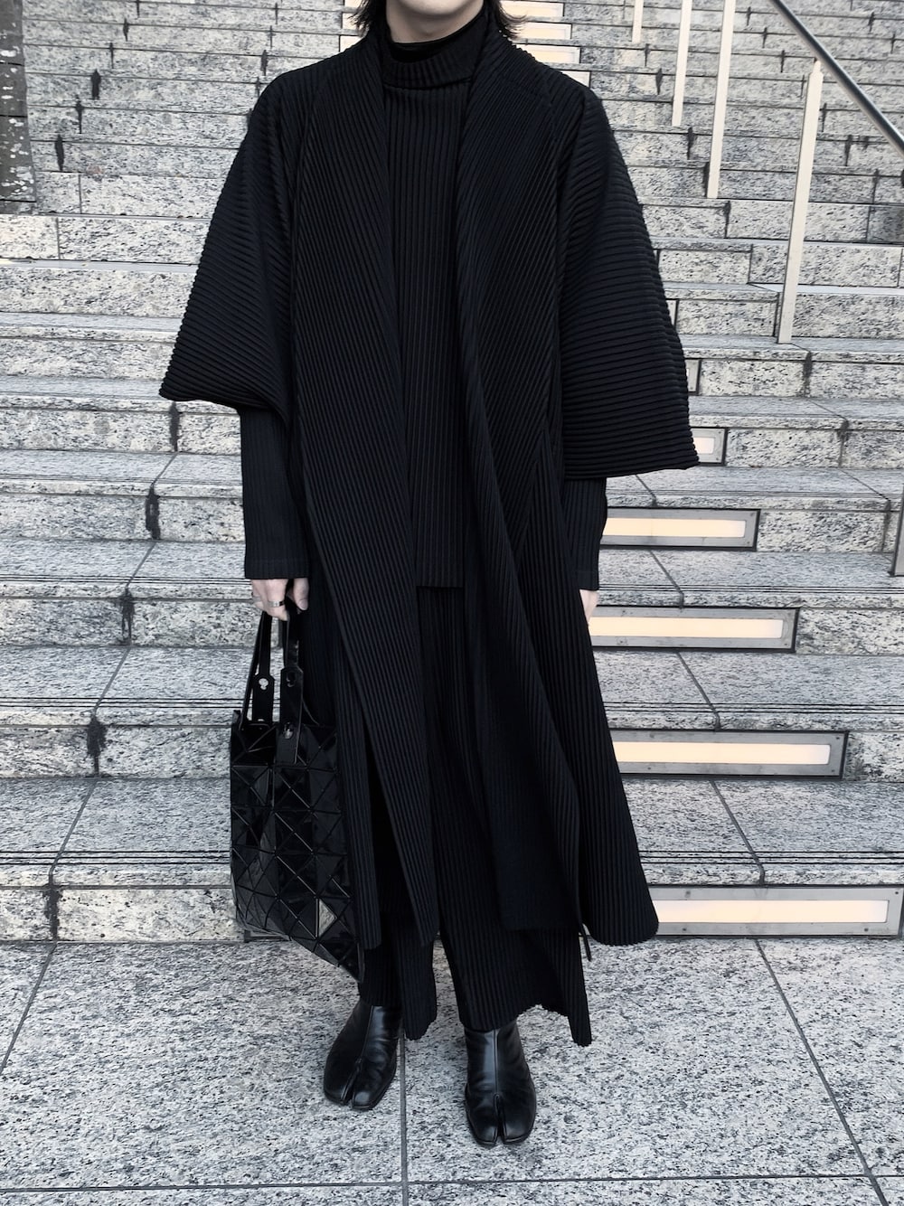 「ブラック、プリーツ、イッセイミヤケ、black、モード、Maison Martin Margiela、足袋ブーツ、BAO BAO ISSEY MIYAKE、hommeplisse、ISSEY MIYAKE」｜「HOMME PLISSE ISSEY MIYAKEのアイテム（ジャケット/アウター、ブラック系）」を使った、たんたんめんさん（メンズ・170cm）の冬コーディネートの1枚目の写真