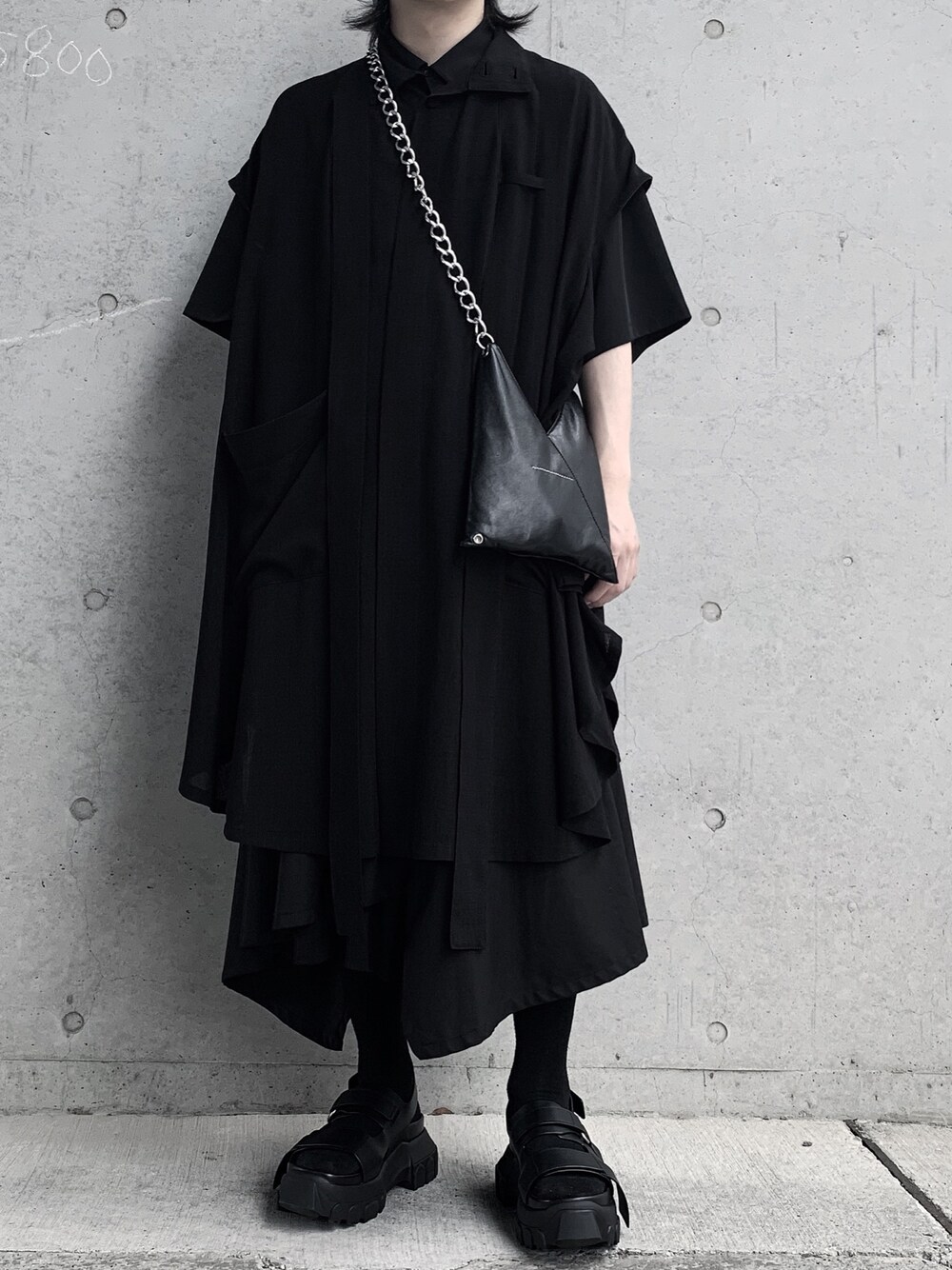 「ootd、ワントーンコーデ、black、黒、MM6、RICK OWENS、ALL BLACK、tac:tac」｜「tac:tacのアイテム（ポンチョ、ブラック系）」を使った、たんたんめんさん（メンズ・170cm）の春コーディネートの1枚目の写真