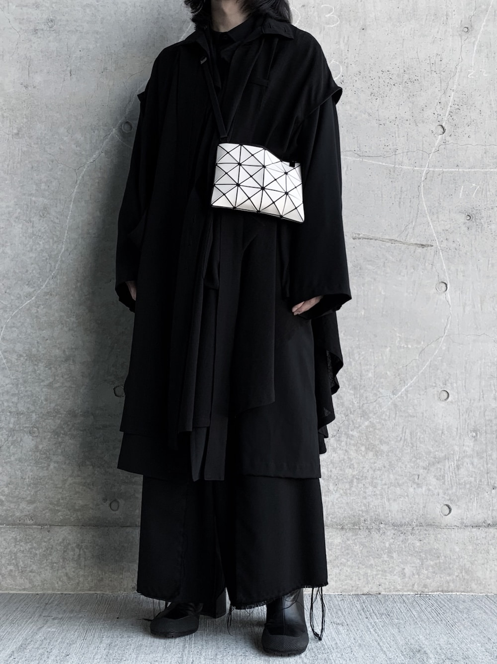 「黒、black、BAOBAO ISSEY MIYAKE、Random Identities、kujaku、yohjiyamamoto」｜「Yohji Yamamotoのアイテム（その他アウター、ブラック系）」を使った、たんたんめんさん（メンズ・170cm）の冬コーディネートの1枚目の写真